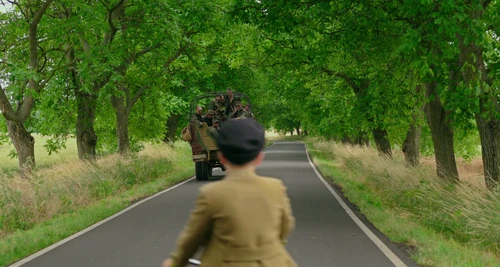Still frame 121 from Jojo Rabbit (2019) directed by Taika Waititi