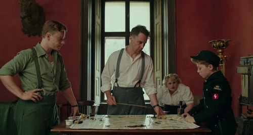 Still frame 136 from Jojo Rabbit (2019) directed by Taika Waititi