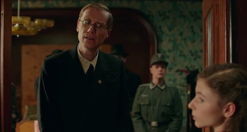 Still frame 166 from Jojo Rabbit (2019) directed by Taika Waititi