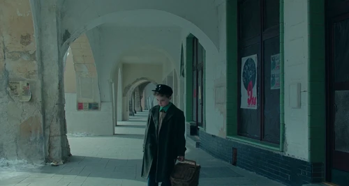 Still frame 180 from Jojo Rabbit (2019) directed by Taika Waititi
