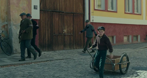 Still frame 199 from Jojo Rabbit (2019) directed by Taika Waititi