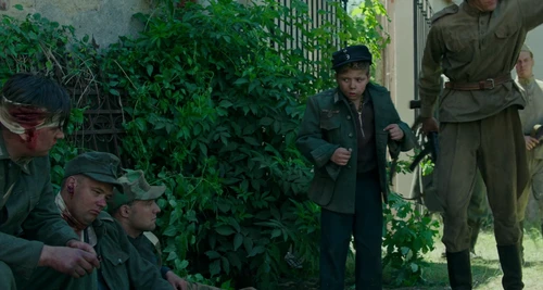 Still frame 214 from Jojo Rabbit (2019) directed by Taika Waititi