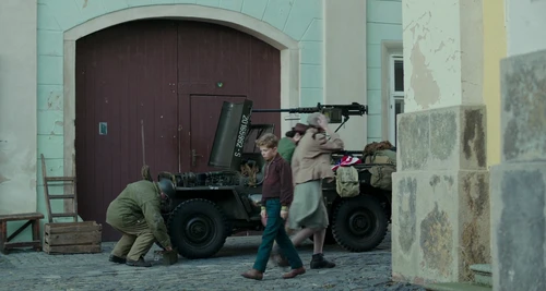 Still frame 217 from Jojo Rabbit (2019) directed by Taika Waititi