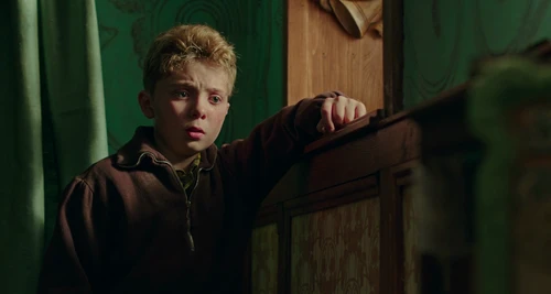 Still frame 223 from Jojo Rabbit (2019) directed by Taika Waititi