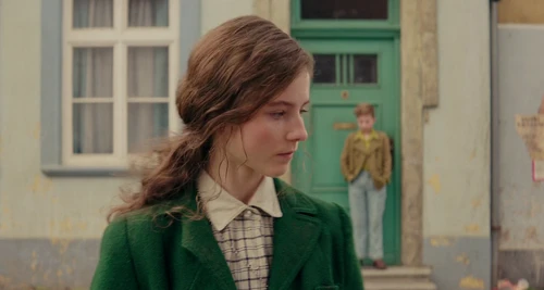 Still frame 240 from Jojo Rabbit (2019) directed by Taika Waititi