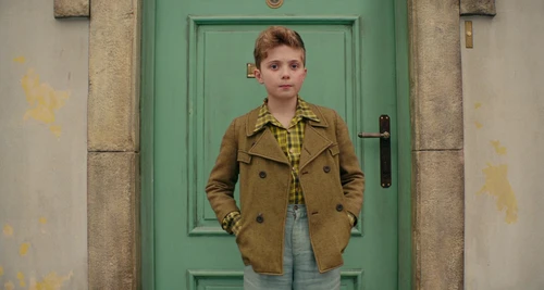 Still frame 243 from Jojo Rabbit (2019) directed by Taika Waititi