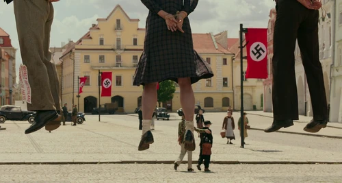 Still frame 45 from Jojo Rabbit (2019) directed by Taika Waititi