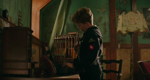 Still frame 49 from Jojo Rabbit (2019) directed by Taika Waititi