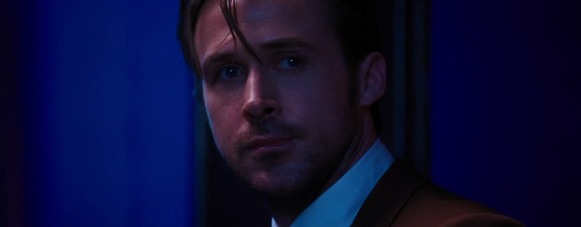 La La Land (2016) — a lit single, the frame you cut to when a character is alone with a thought
