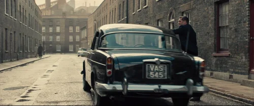 Still frame 41 from Legend (2015) directed by Brian Helgeland
