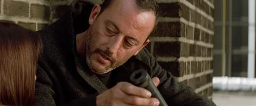 Still frame 117 from Léon: The Professional (1994) directed by Luc Besson