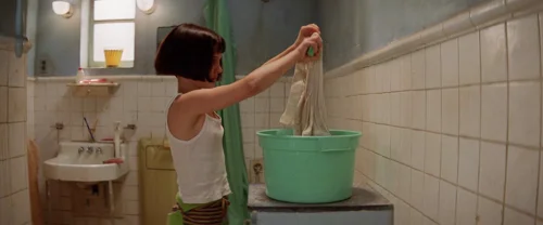 Still frame 127 from Léon: The Professional (1994) directed by Luc Besson