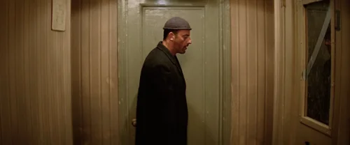 Still frame 151 from Léon: The Professional (1994) directed by Luc Besson