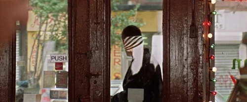 Still frame 208 from Léon: The Professional (1994) directed by Luc Besson