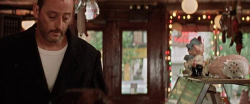 Still frame 210 from Léon: The Professional (1994) directed by Luc Besson