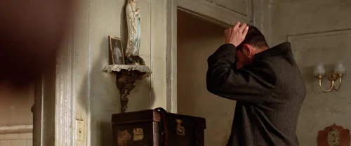 Still frame 213 from Léon: The Professional (1994) directed by Luc Besson