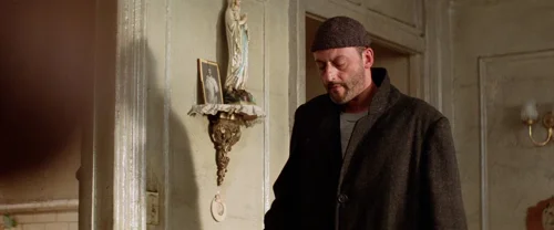 Still frame 214 from Léon: The Professional (1994) directed by Luc Besson