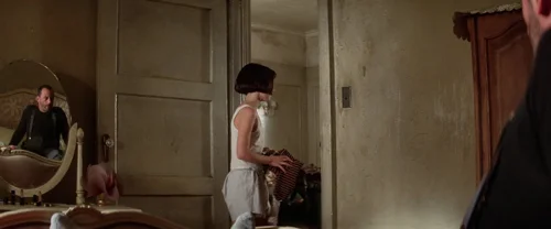 Still frame 275 from Léon: The Professional (1994) directed by Luc Besson