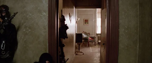 Still frame 281 from Léon: The Professional (1994) directed by Luc Besson