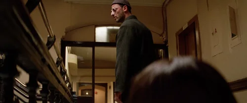 Still frame 28 from Léon: The Professional (1994) directed by Luc Besson