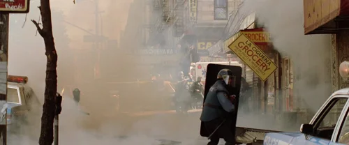 Still frame 321 from Léon: The Professional (1994) directed by Luc Besson