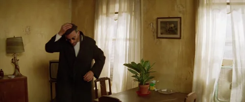 Still frame 39 from Léon: The Professional (1994) directed by Luc Besson