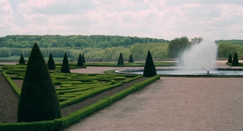 Still frame 102 from Marie Antoinette (2006) directed by Sofia Coppola