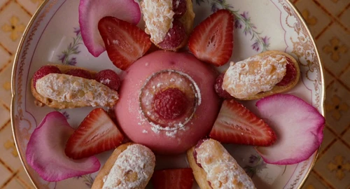 Still frame 116 from Marie Antoinette (2006) directed by Sofia Coppola