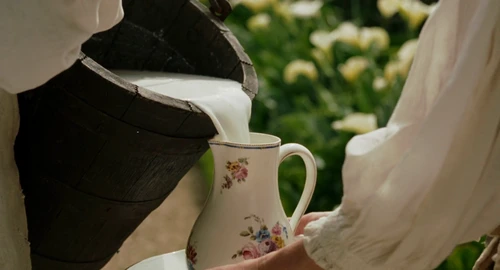 Still frame 166 from Marie Antoinette (2006) directed by Sofia Coppola