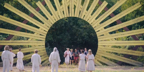 Still frame 36 from Midsommar (2019) directed by Ari Aster