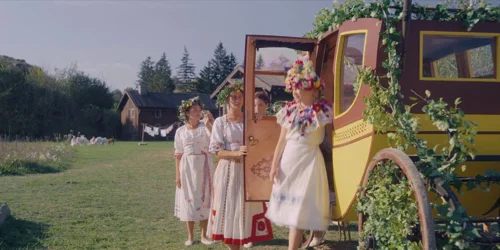 Still frame 132 from Midsommar (2019) directed by Ari Aster