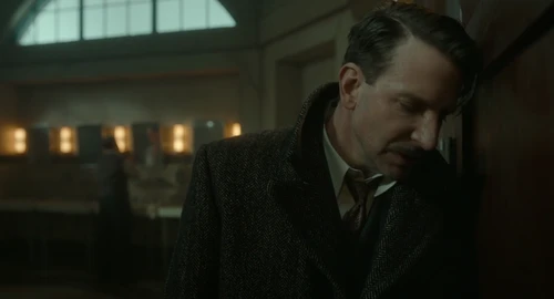 Still frame 233 from Nightmare Alley (2021) directed by Guillermo del Toro