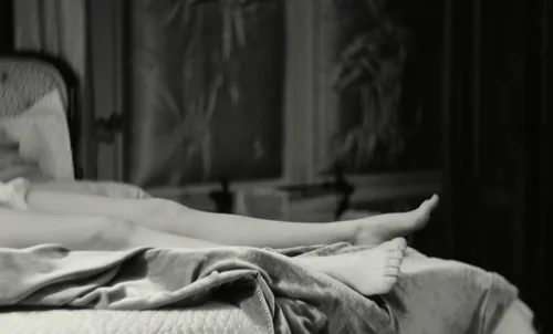 Still frame 15 from Poor Things (2023) directed by Yorgos Lanthimos