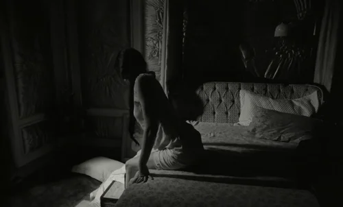 Still frame 21 from Poor Things (2023) directed by Yorgos Lanthimos