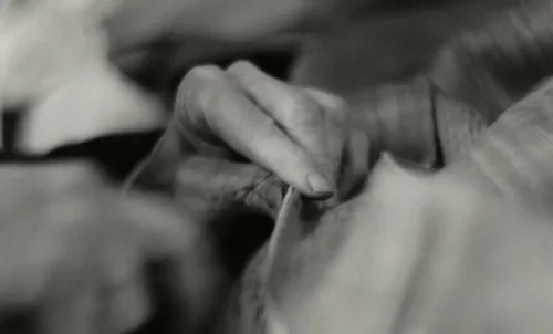 Still frame 24 from Poor Things (2023) directed by Yorgos Lanthimos