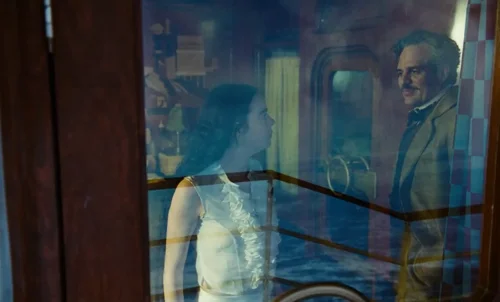 Still frame 37 from Poor Things (2023) directed by Yorgos Lanthimos