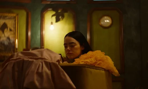 Still frame 39 from Poor Things (2023) directed by Yorgos Lanthimos