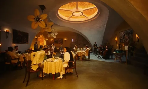 Still frame 46 from Poor Things (2023) directed by Yorgos Lanthimos