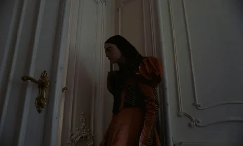 Still frame 75 from Poor Things (2023) directed by Yorgos Lanthimos
