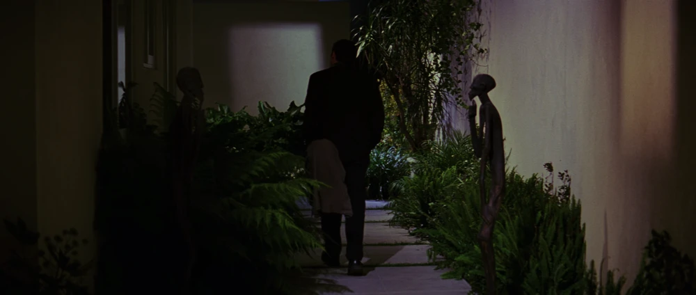 Still frame 40 from Pulp Fiction (1994) directed by Quentin Tarantino