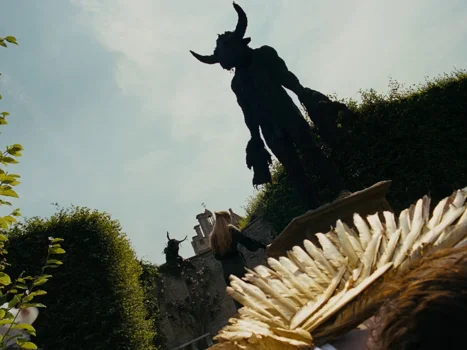Still frame 104 from Saltburn (2023) directed by Emerald Fennell