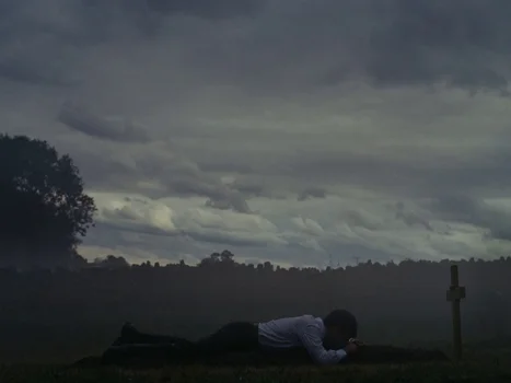 Still frame 113 from Saltburn (2023) directed by Emerald Fennell