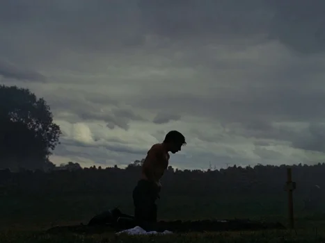 Still frame 117 from Saltburn (2023) directed by Emerald Fennell