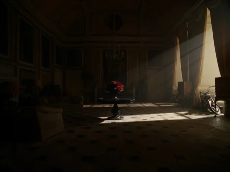 Still frame 133 from Saltburn (2023) directed by Emerald Fennell