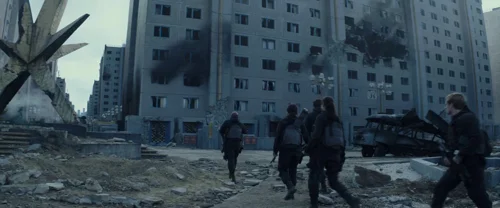 Still frame 30 from The Hunger Games: Mockingjay - Part 2 (2015) directed by Francis Lawrence