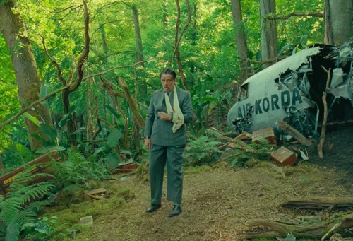 Still frame 304 from The Phoenician Scheme (2025) directed by Wes Anderson