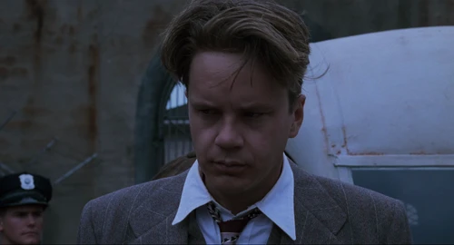 Still frame 35 from The Shawshank Redemption (1994) directed by Frank Darabont