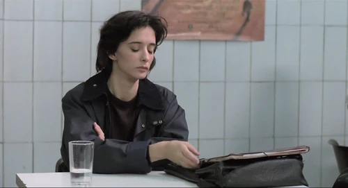Still frame 72 from Thesis (1996) directed by Alejandro Amenábar