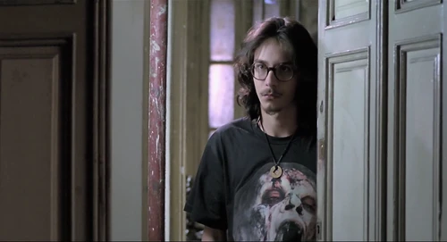 Still frame 206 from Thesis (1996) directed by Alejandro Amenábar