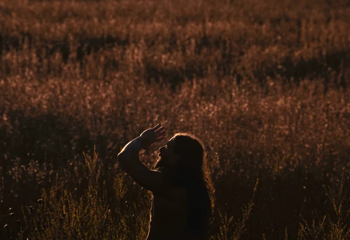 Still frame 76 from BAD OMENS - Left For Good (2025) directed by Nico & Noah
